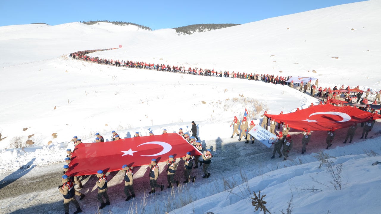 Foto - Türkiye, -17 derecede Sarıkamış'ta şehitleriyle yürüdü