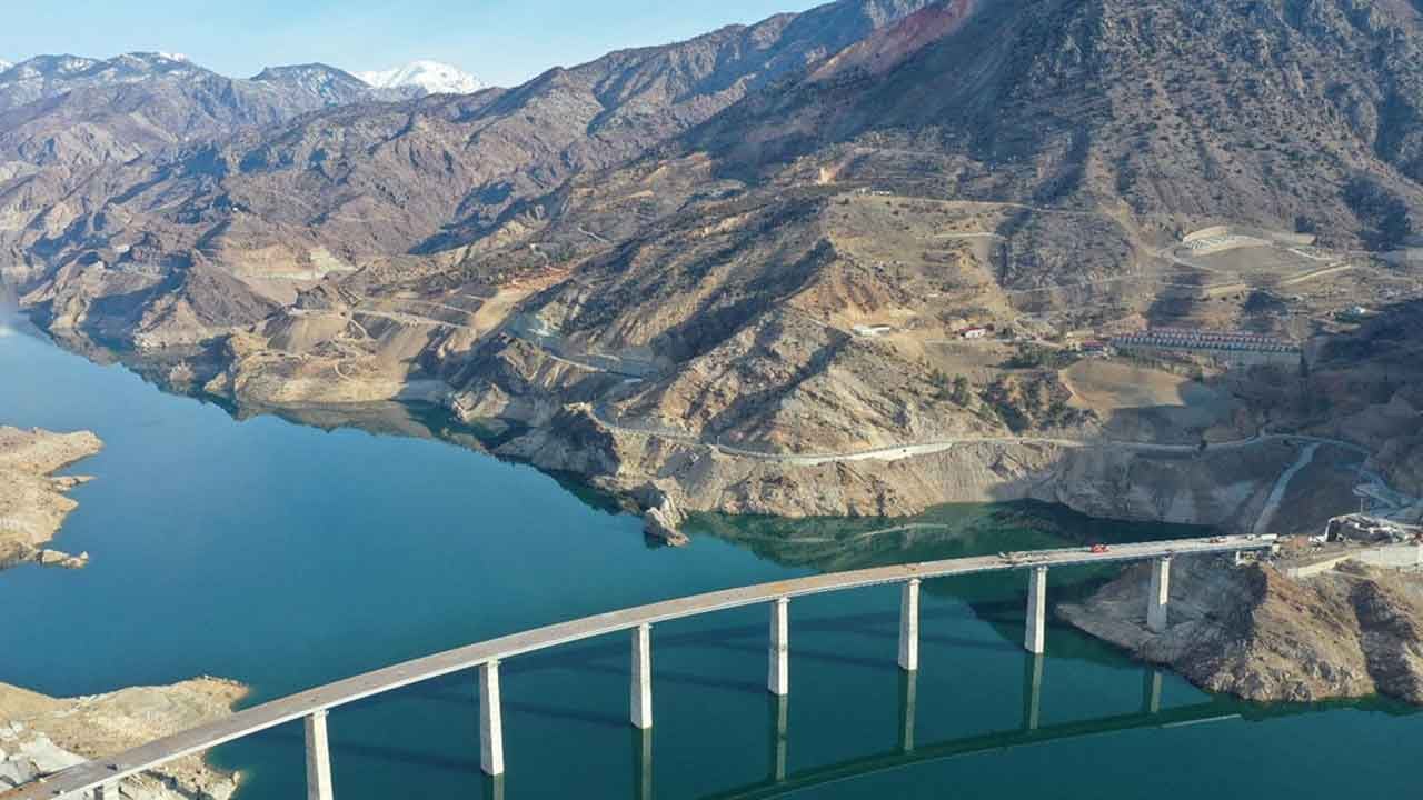 Foto - 'Türkiye bir kasabayı tamamen sular altında bırakacak kadar devasa bir proje yaptı! Haritadan silindiler'