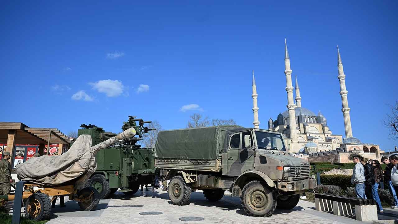 Foto - Türkiye F-16 savaş uçaklarını ve Bayraktar Akıncı'yı havalandırdı