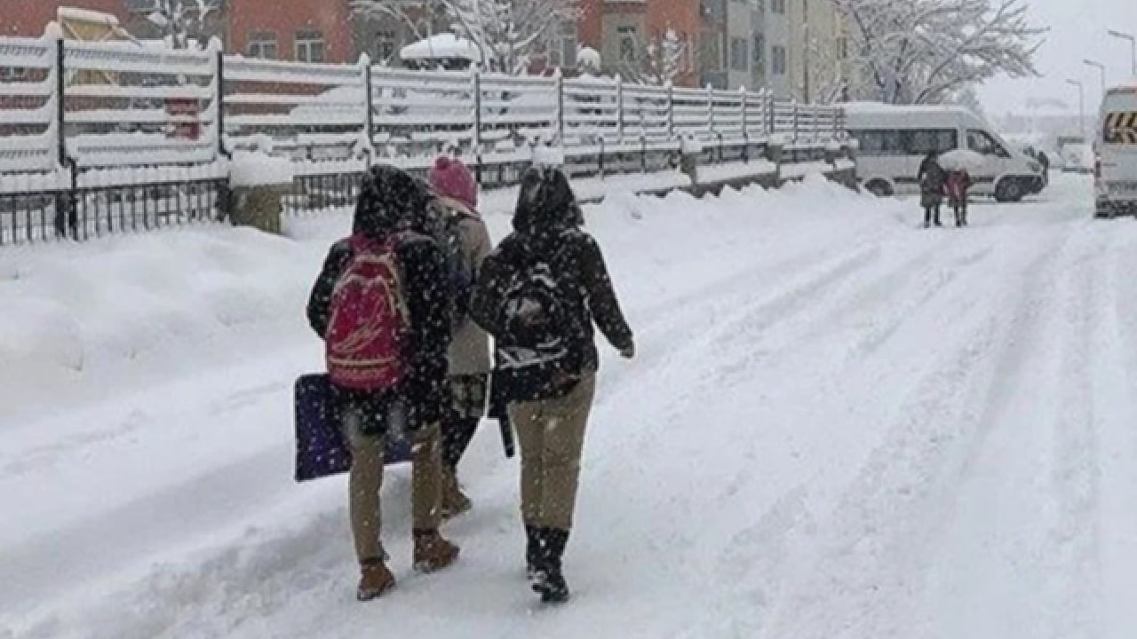 Foto - Türkiye kar altında: İşte okulların tatil edildiği iller!