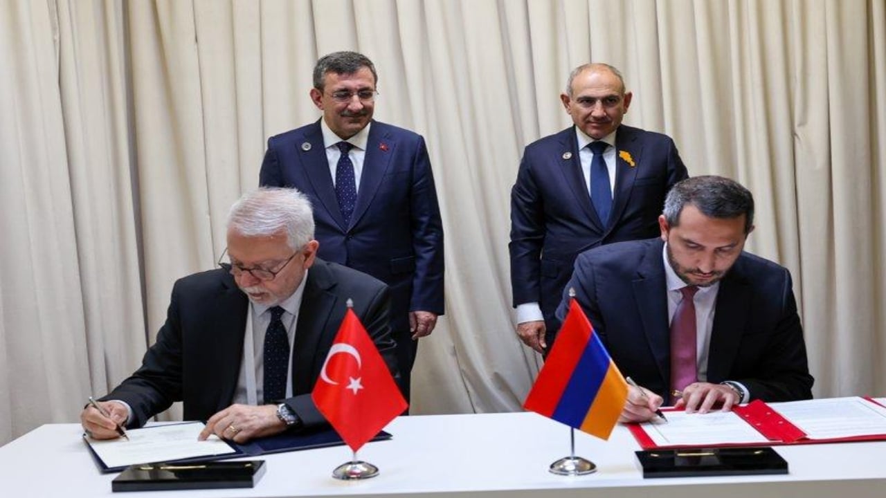 Foto - Türkiye ile Ermenistan arasındaki tarihi imzada Paşinyan’ın rozeti olay oldu! Şaşırtan detayı görenler "Heh şöyle, yola gel" dedi