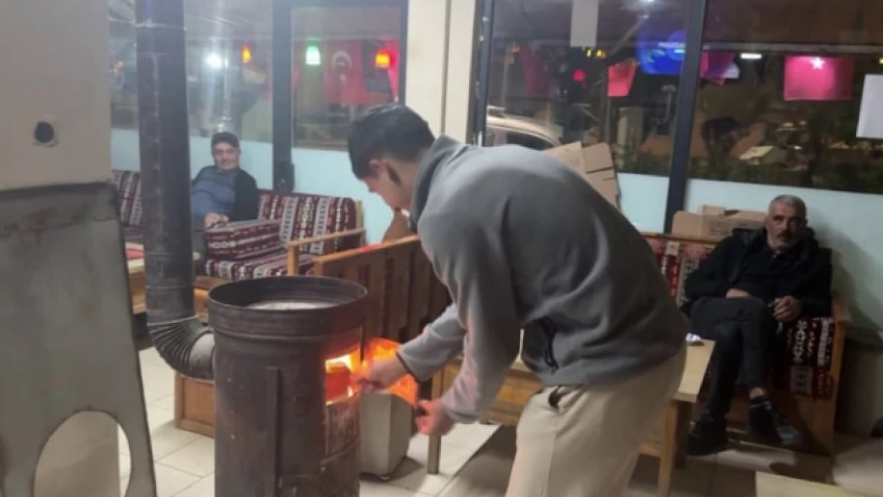 Türkiye kavrulurken onlar donuyor: Yazın ortasında sobayla ısınıyorlar!