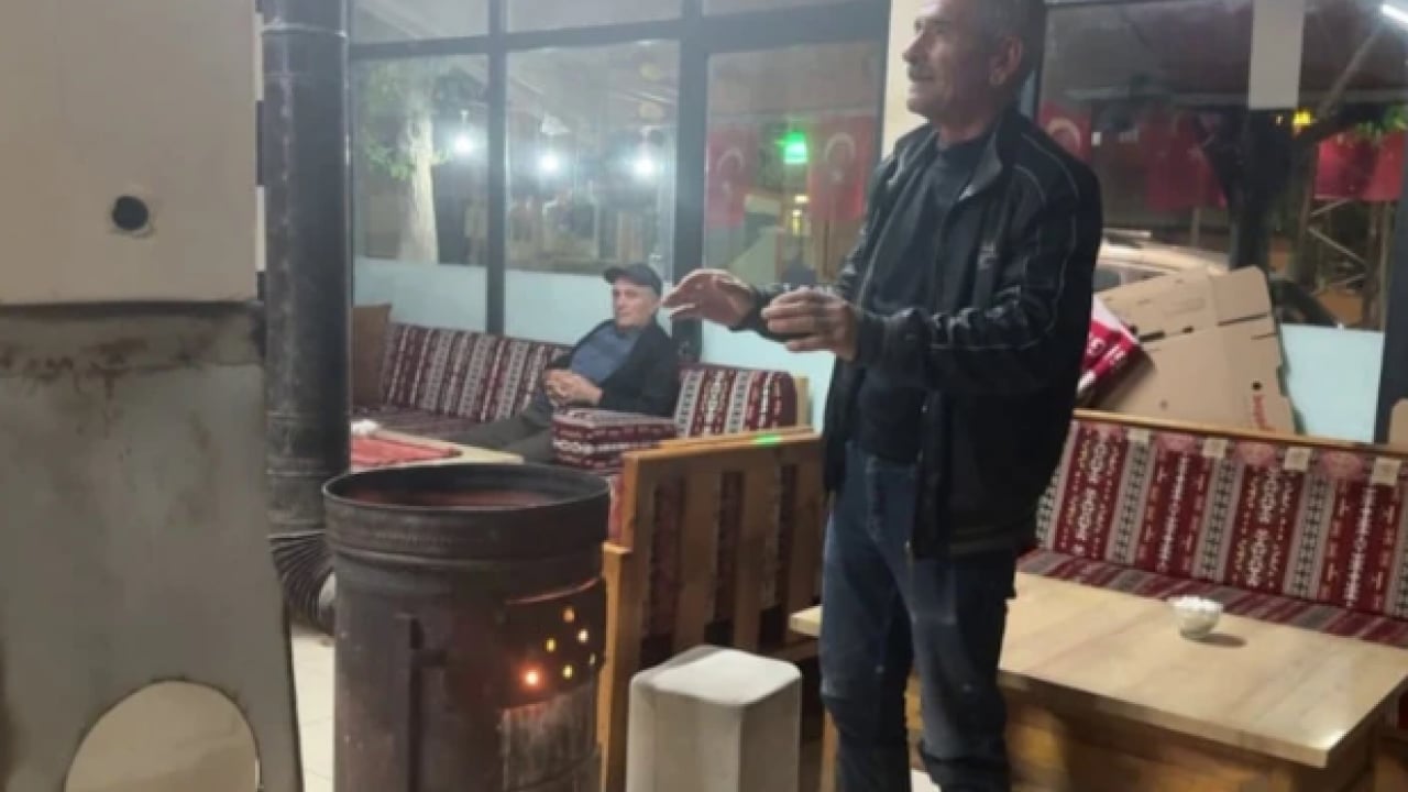 Foto - Türkiye kavrulurken onlar donuyor: Yazın ortasında sobayla ısınıyorlar!