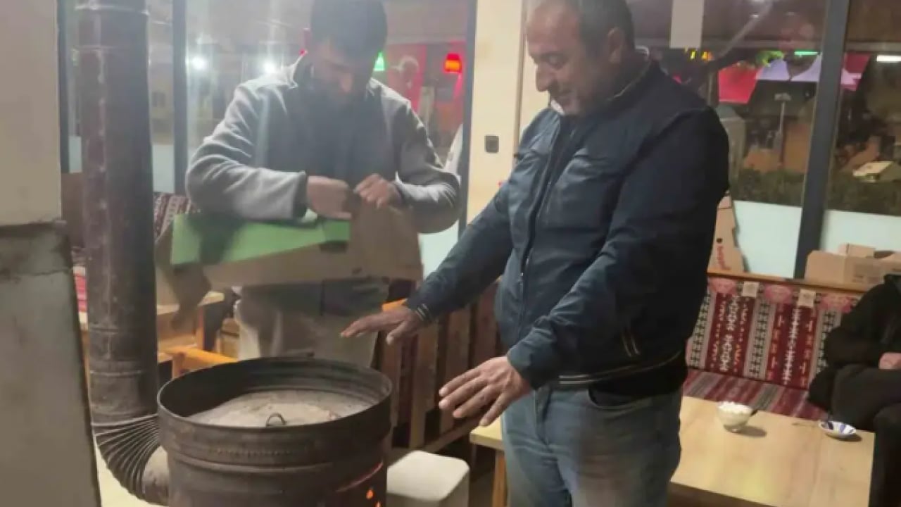 Foto - Türkiye kavrulurken onlar donuyor: Yazın ortasında sobayla ısınıyorlar!
