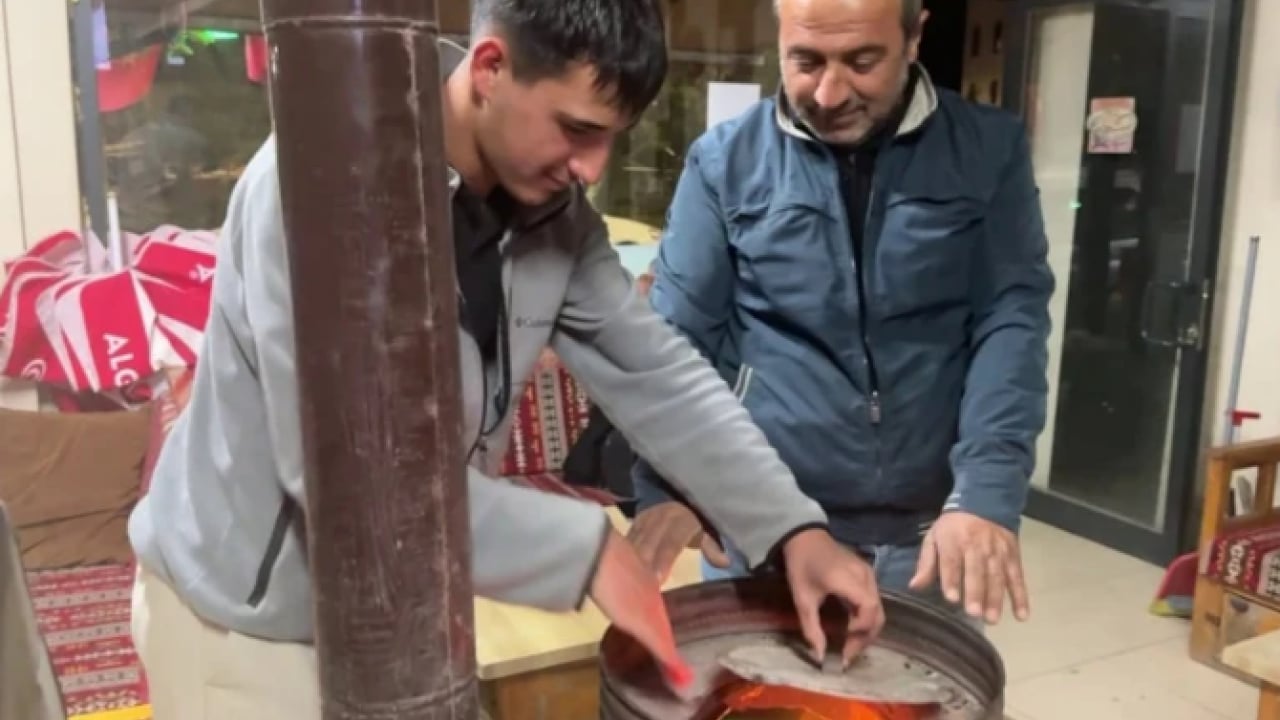Foto - Türkiye kavrulurken onlar donuyor: Yazın ortasında sobayla ısınıyorlar!