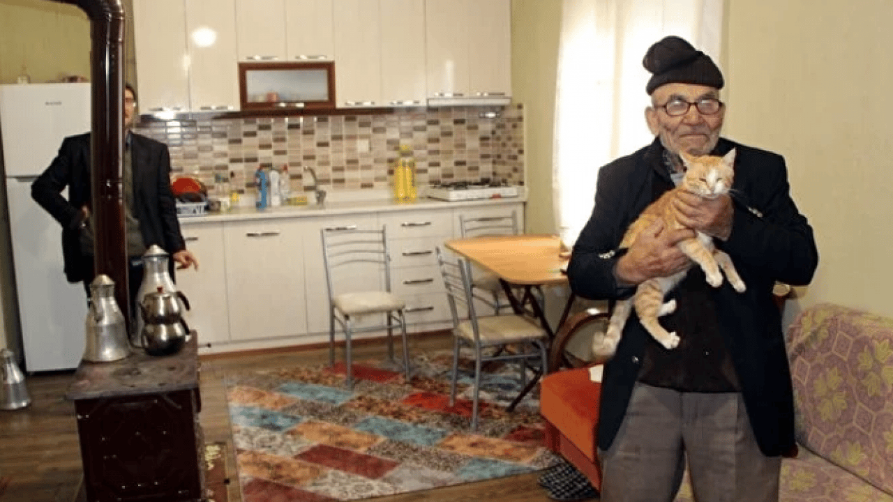 Foto - Türkiye onu kedisine sarılarak ağladığı bu fotoğrafla tanımıştı! Merhametin simgesi ‘Ali Dede’ hayatını kaybetti