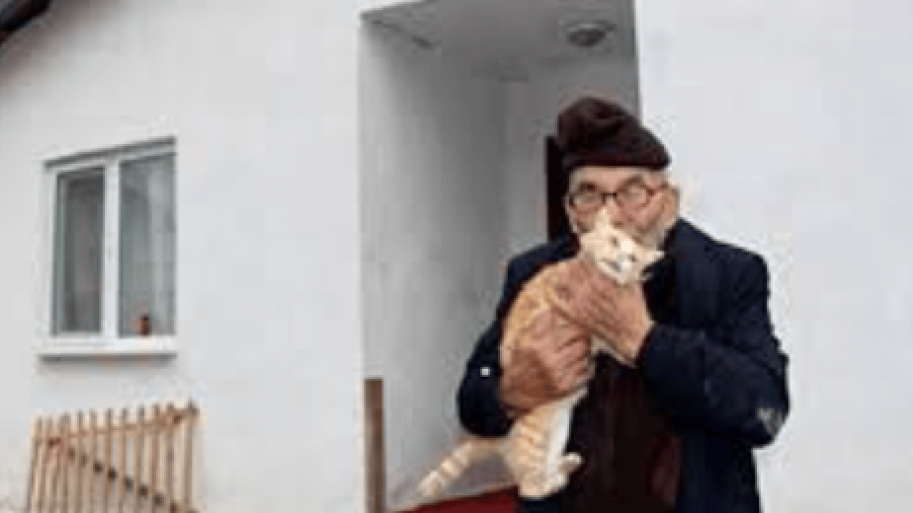 Foto - Türkiye onu kedisine sarılarak ağladığı bu fotoğrafla tanımıştı! Merhametin simgesi ‘Ali Dede’ hayatını kaybetti