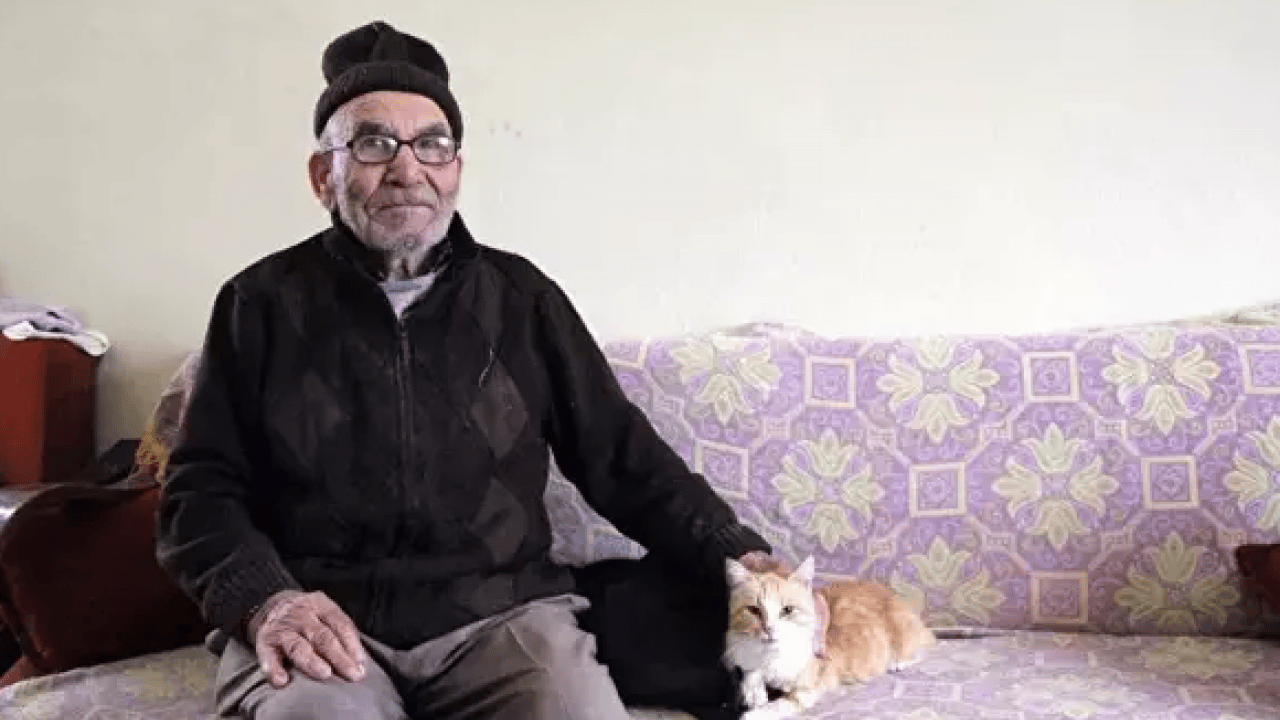 Foto - Türkiye onu kedisine sarılarak ağladığı bu fotoğrafla tanımıştı! Merhametin simgesi ‘Ali Dede’ hayatını kaybetti