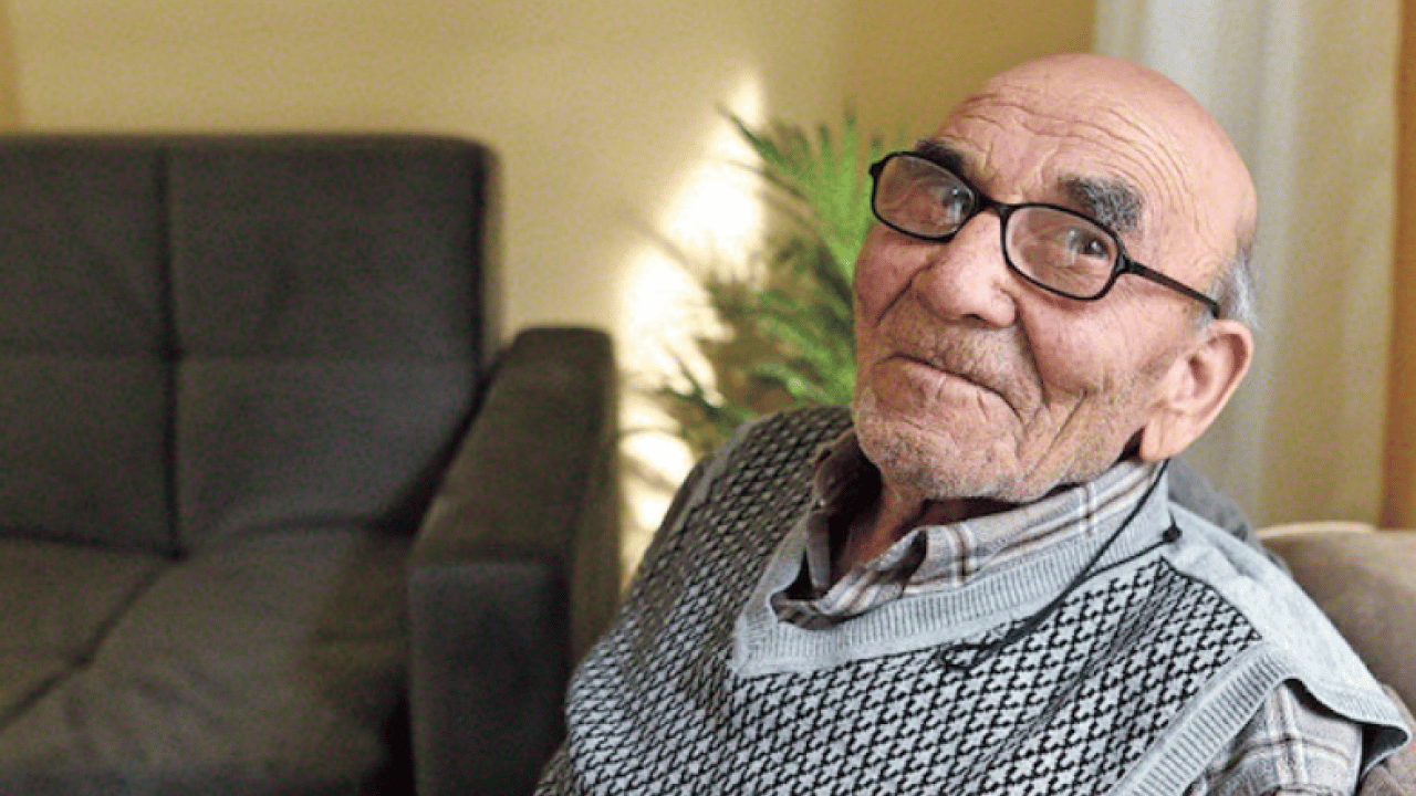 Foto - Türkiye onu kedisine sarılarak ağladığı bu fotoğrafla tanımıştı! Merhametin simgesi ‘Ali Dede’ hayatını kaybetti