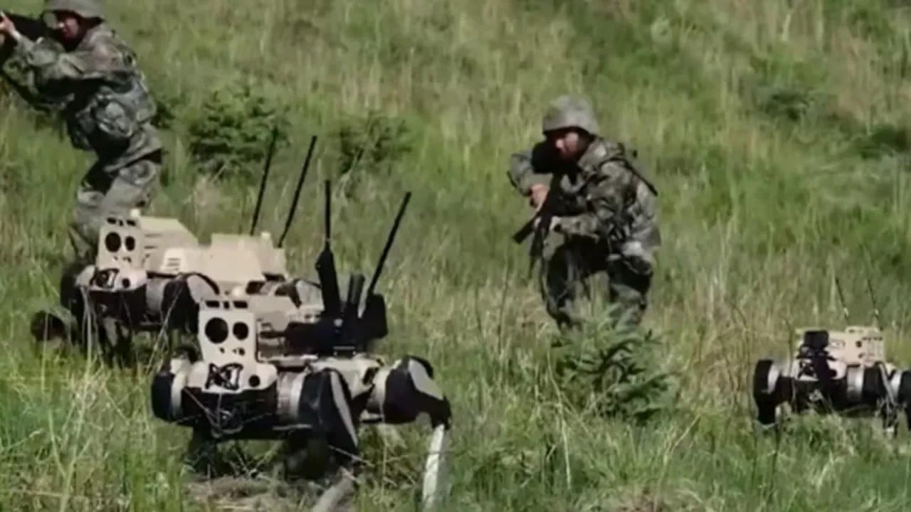 Foto - Türkiye robot ordusunu sahaya sürmüştü: Şimdi de onlar robot kurtlarla çıkarma yaptılar