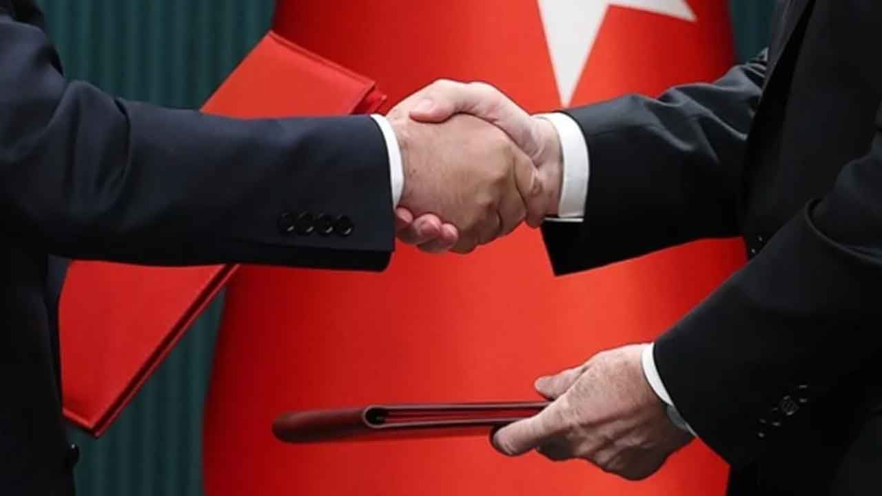 Foto - Türkiye ve Mısır masaya oturdu! Avrupa ülkesinde acil durum ilan edildi, anlaşmayı bozmak için yola çıktılar