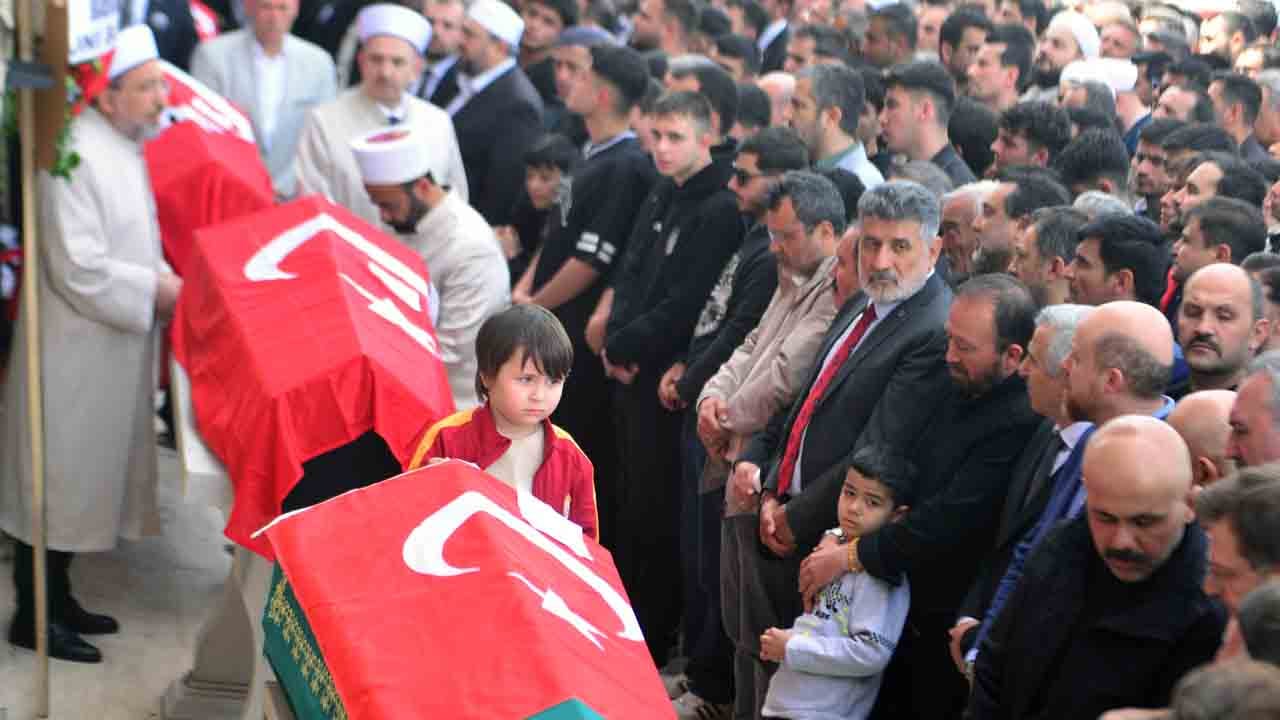 Foto - Türkiye yavrularını uğurladı: Minik bedenler toprağa verildi