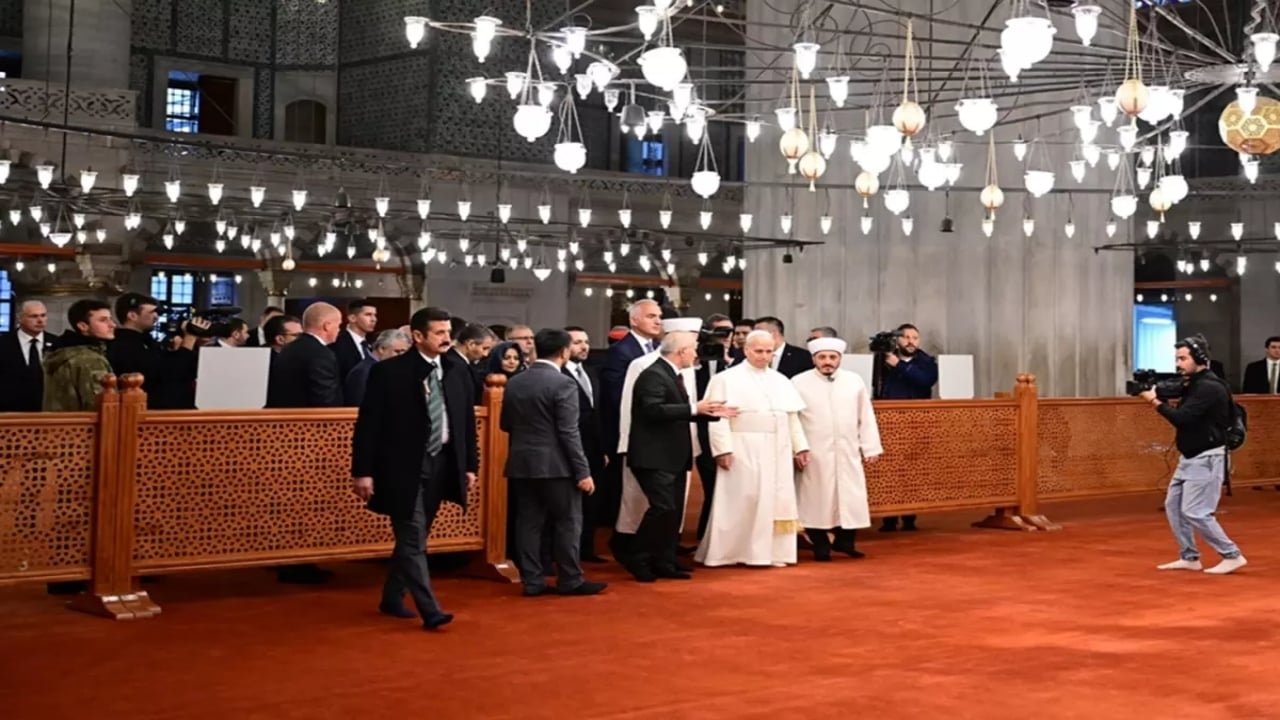Foto - Türkiye ziyaretindeki sinsi sebep ortaya çıkan Papa, Sultanahmet Camii’ne girerken bakın ne yaptı