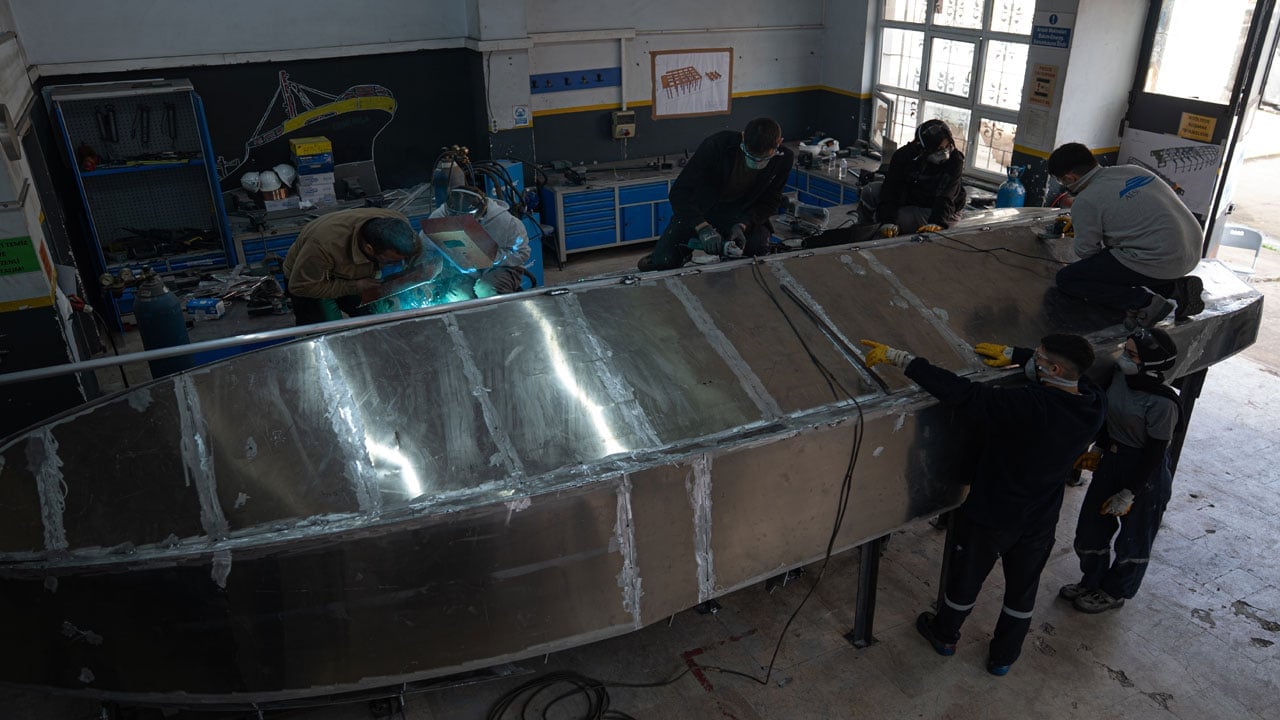 Foto - Türkiye’de bir ilk! Denizcilik meslek lisesinde elektrikli tekne üretildi