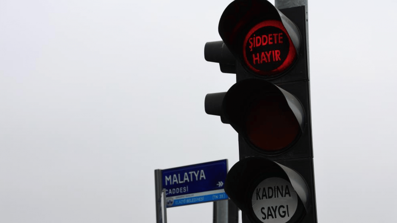 Foto - Türkiye’de bir ilk! Şehrin ışıkları bu kez kadınlar için yandı! Trafik durdu, 