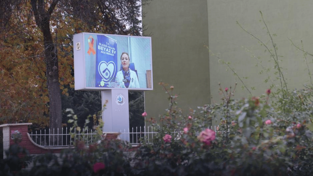 Foto - Türkiye’de bir ilk! Şehrin ışıkları bu kez kadınlar için yandı! Trafik durdu, 