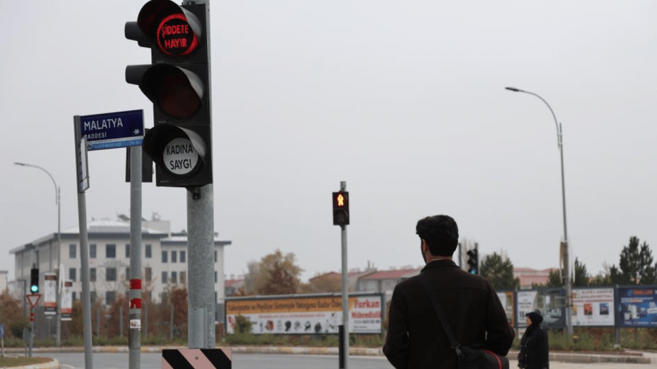 Foto - Türkiye’de bir ilk! Şehrin ışıkları bu kez kadınlar için yandı! Trafik durdu, 