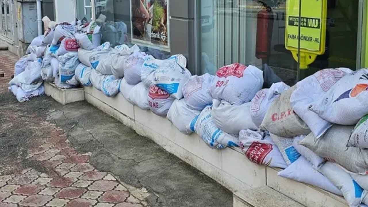 Foto - Türkiye'de koskoca ilçe diken üstünde! Vatandaşlar kaçıyor, esnaf kepenkleri indirdi