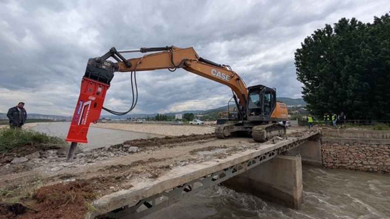 Foto - Türkiye'de koskoca ilçe diken üstünde! Vatandaşlar kaçıyor, esnaf kepenkleri indirdi