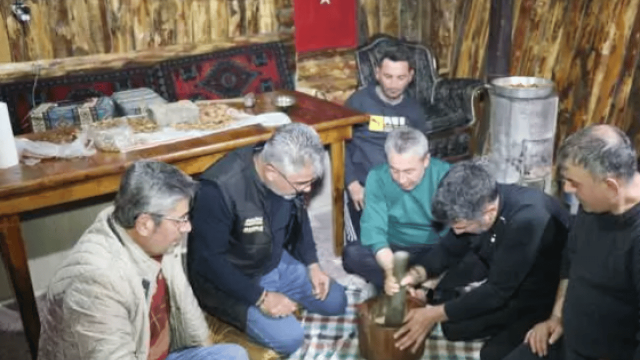 Foto - Türkiye'de sadece bir ilçede yapılıyor! Dondurucu soğuklara direniyor!