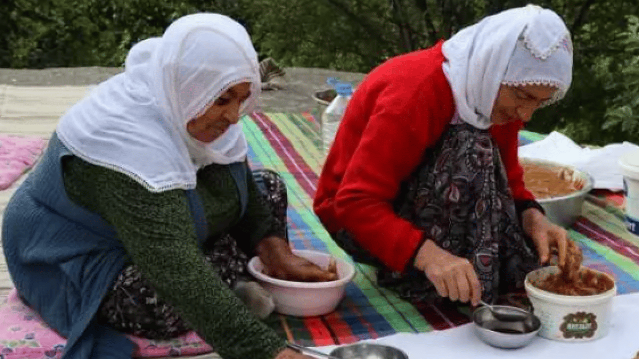 Foto - Türkiye'de sadece bir ilçede yapılıyor! Dondurucu soğuklara direniyor!
