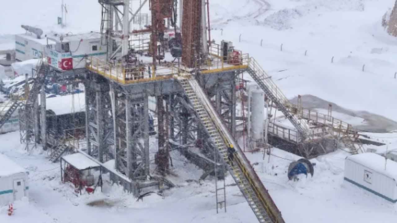 Foto - Türkiye'deki o dağın altı petrol kaynıyor! 2,5 metreyi aşan kar bile üretimi durduramadı