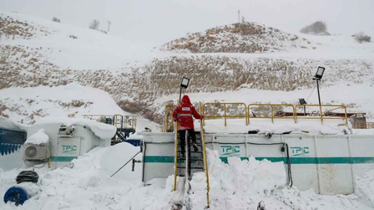 Foto - Türkiye'deki o dağın altı petrol kaynıyor! 2,5 metreyi aşan kar bile üretimi durduramadı