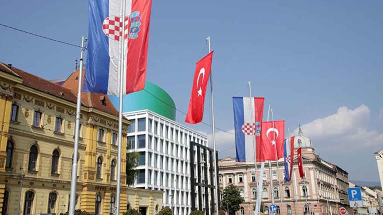 Foto - 'Biz küçük ülkeyiz' deyip büyük hamleyi duyurdular: Türkiye’den 6 tane Bayraktar TB2 SİHA aldık