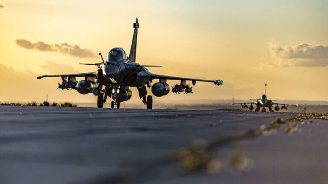 Foto - Türkiye'den Kaan alacaklardı! Fransa ile anlaştılar, Rafale savaş uçaklarını üsse indirdiler