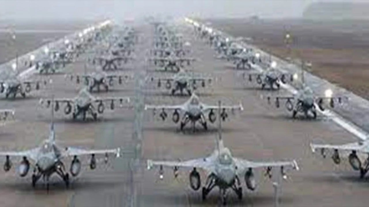 Foto - Türkiye'den korkup savaş uçaklarını yenilediler! 50'nci uçak askeri üsse indi