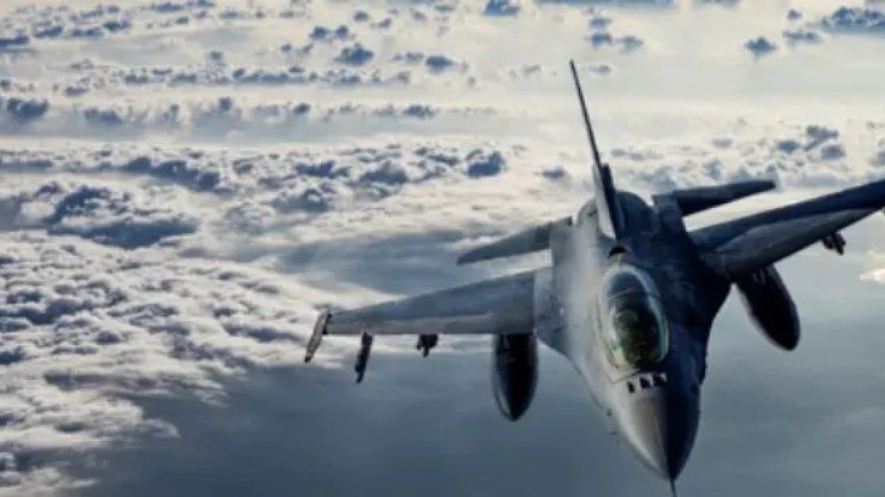 Foto - Türkiye'den korkup savaş uçaklarını yenilediler! 50'nci uçak askeri üsse indi