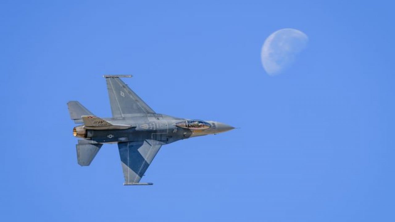 Foto - Türkiye'den korkup savaş uçaklarını yenilediler! 50'nci uçak askeri üsse indi