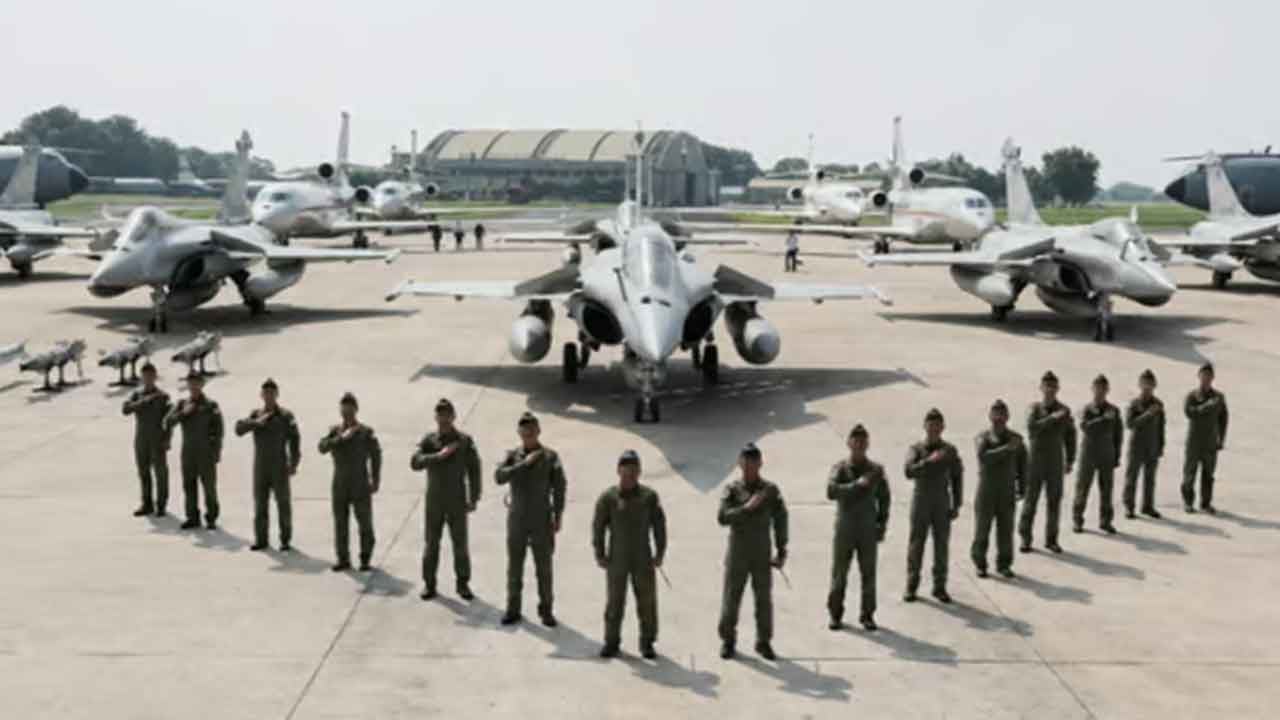 Türkiye'den yüklü miktarda Kaan isteyen dost ülke, Rafale uçaklarını alıp bir de önünde poz verdi