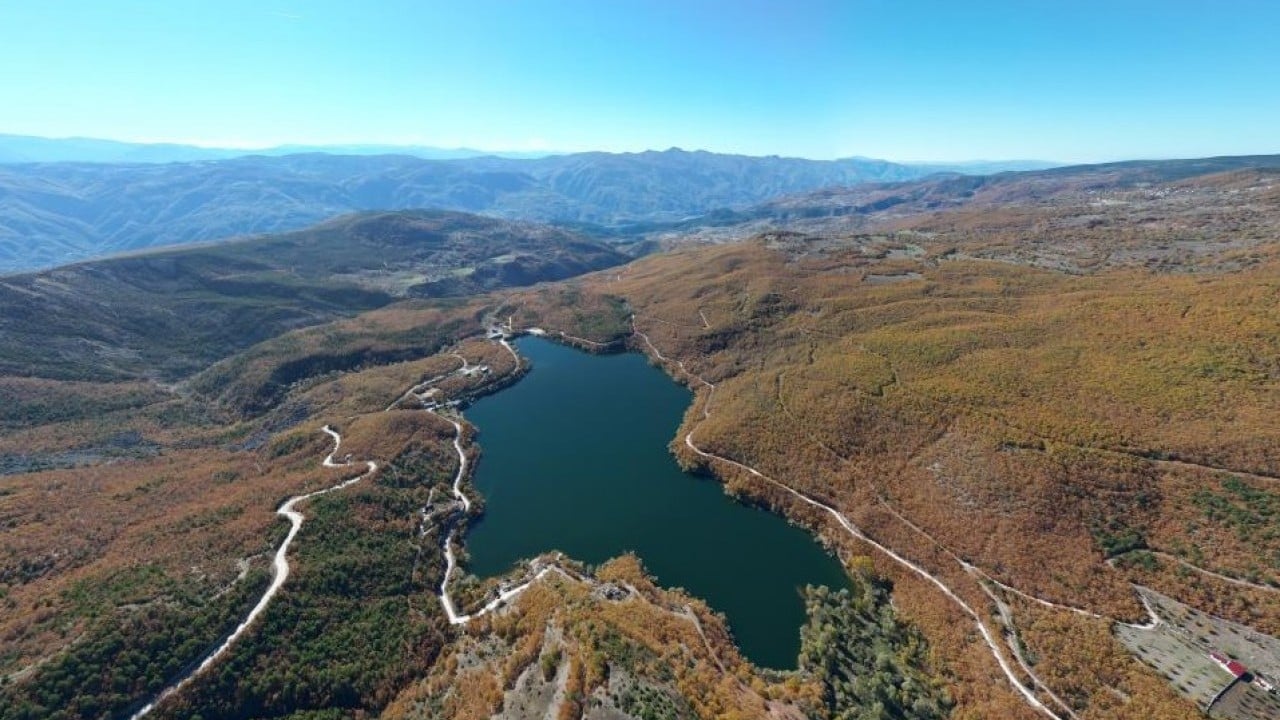 Türkiye’nin doğal güzellikleri arasında! Zinav Gölü sonbahar renkleriyle göz kamaştırıyor
