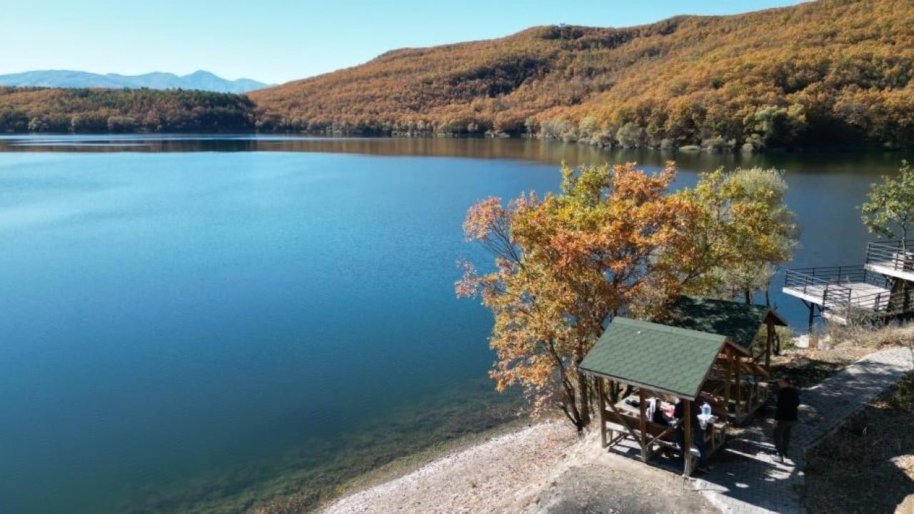 Foto - Türkiye’nin doğal güzellikleri arasında! Zinav Gölü sonbahar renkleriyle göz kamaştırıyor