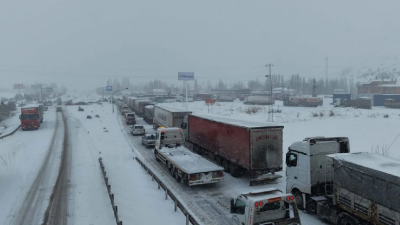 Türkiye’nin dört bir yanı beyaza büründü! 700 kişi otobanda mahsur kaldı