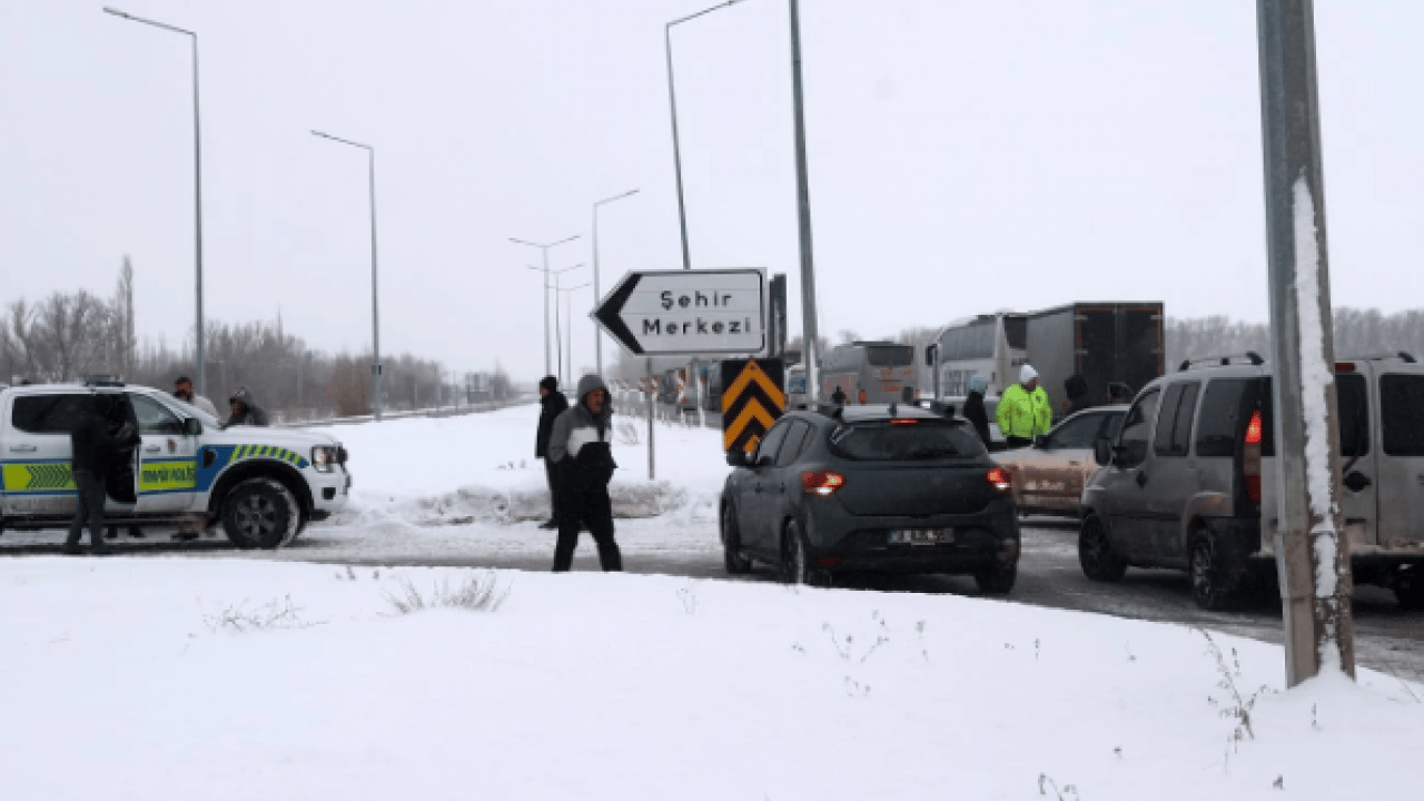 Foto - Türkiye’nin dört bir yanı beyaza büründü! 700 kişi otobanda mahsur kaldı