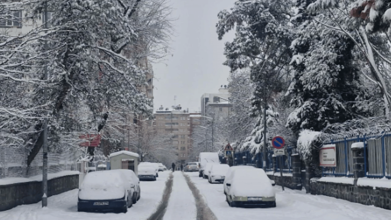 Foto - Türkiye’nin dört bir yanı beyaza büründü! 700 kişi otobanda mahsur kaldı