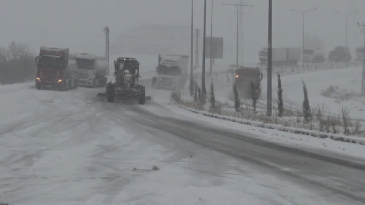 Foto - Türkiye’nin dört bir yanı beyaza büründü! 700 kişi otobanda mahsur kaldı