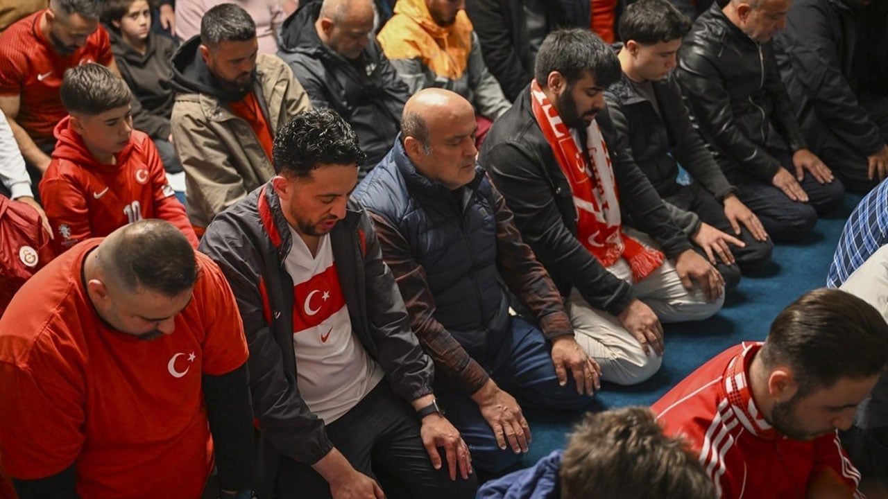 Foto - Türkiye'nin dört bir yanından benzer kareler: Sabah namazı cemaatinde milli takım coşkusu
