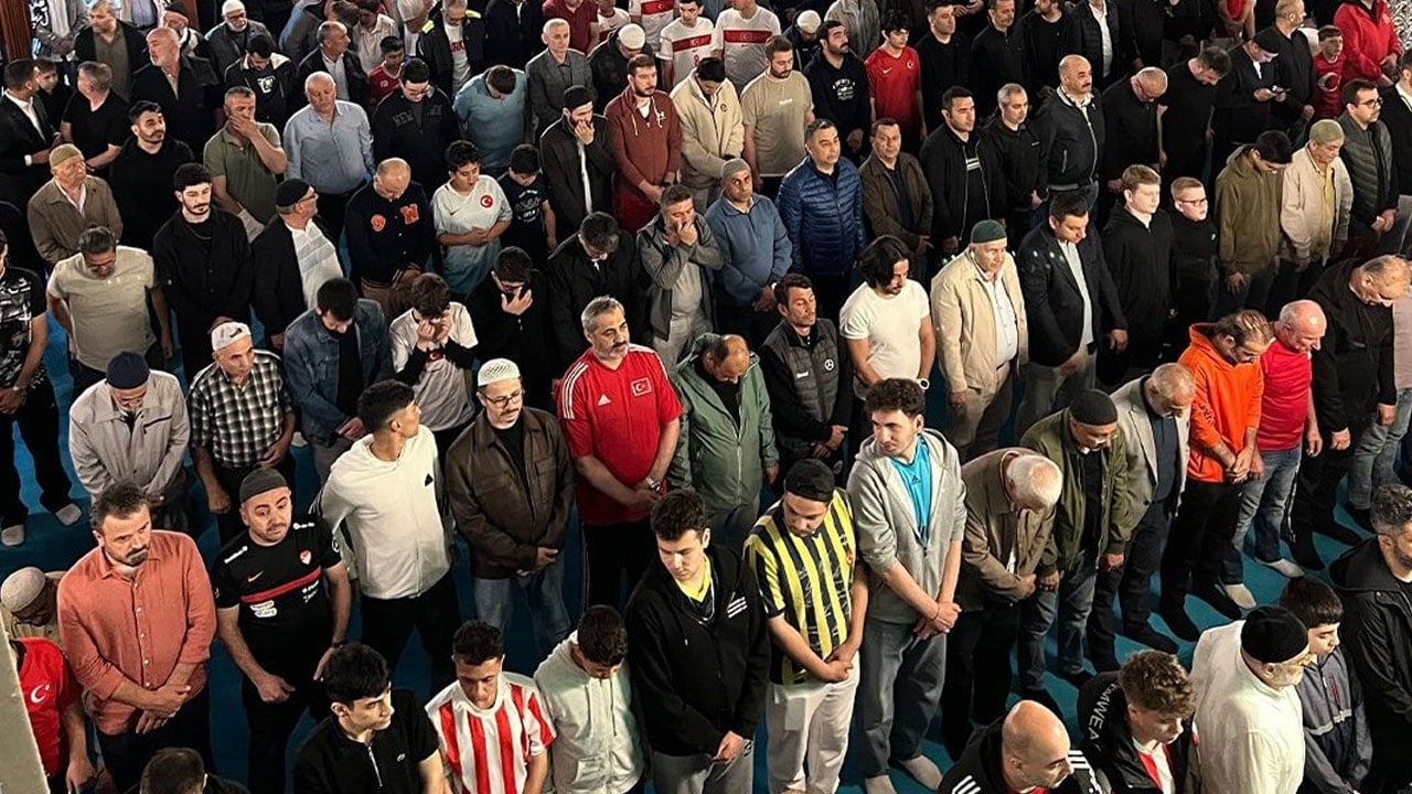 Foto - Türkiye'nin dört bir yanından benzer kareler: Sabah namazı cemaatinde milli takım coşkusu