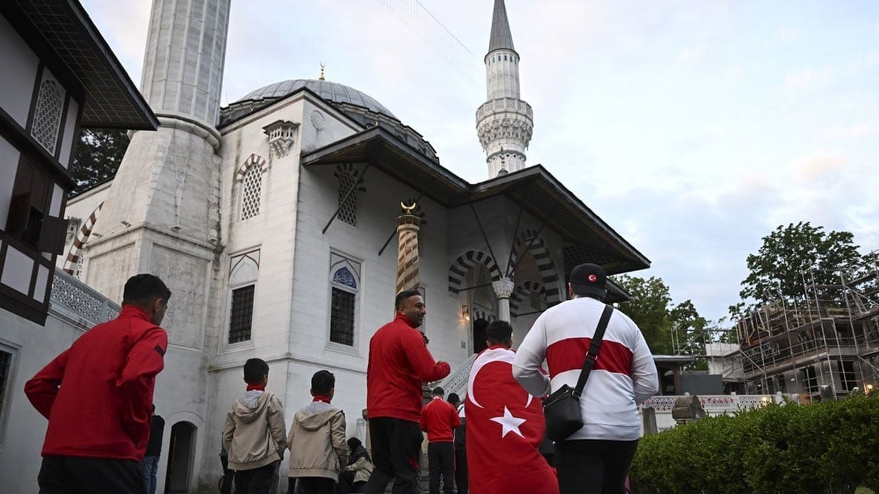 Foto - Türkiye'nin dört bir yanından benzer kareler: Sabah namazı cemaatinde milli takım coşkusu