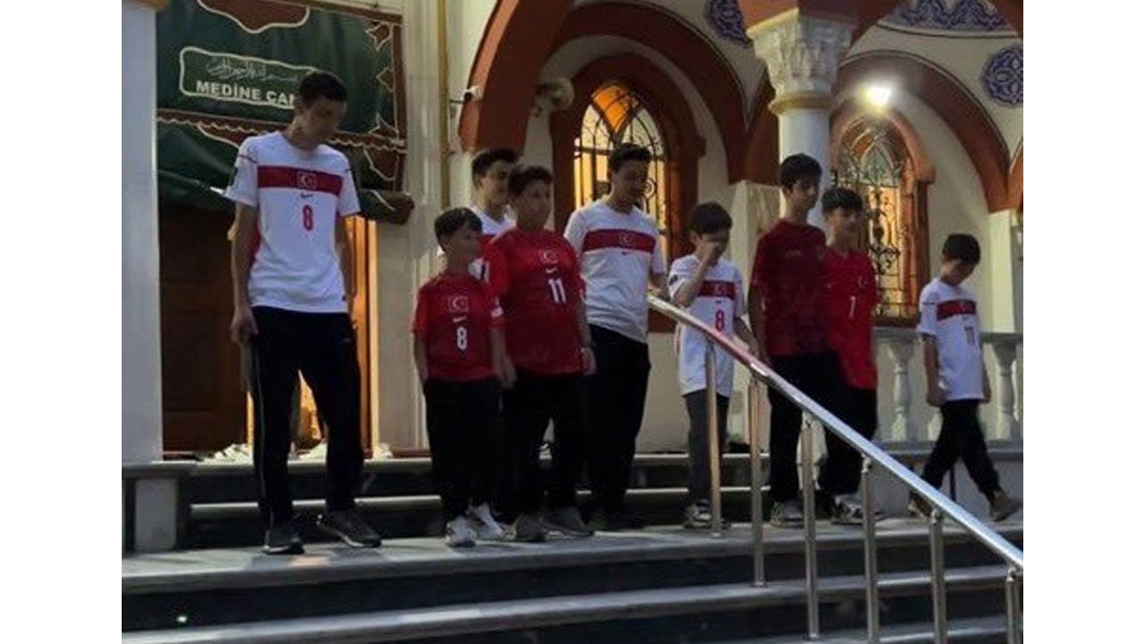 Foto - Türkiye'nin dört bir yanından benzer kareler: Sabah namazı cemaatinde milli takım coşkusu