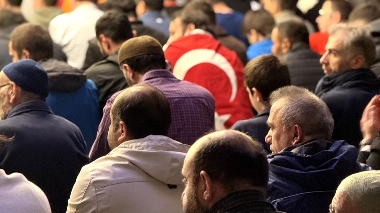 Foto - Türkiye'nin dört bir yanından benzer kareler: Sabah namazı cemaatinde milli takım coşkusu