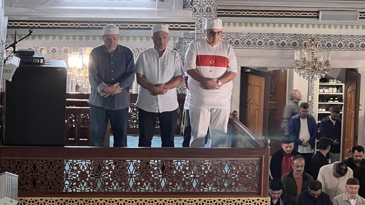 Foto - Türkiye'nin dört bir yanından benzer kareler: Sabah namazı cemaatinde milli takım coşkusu