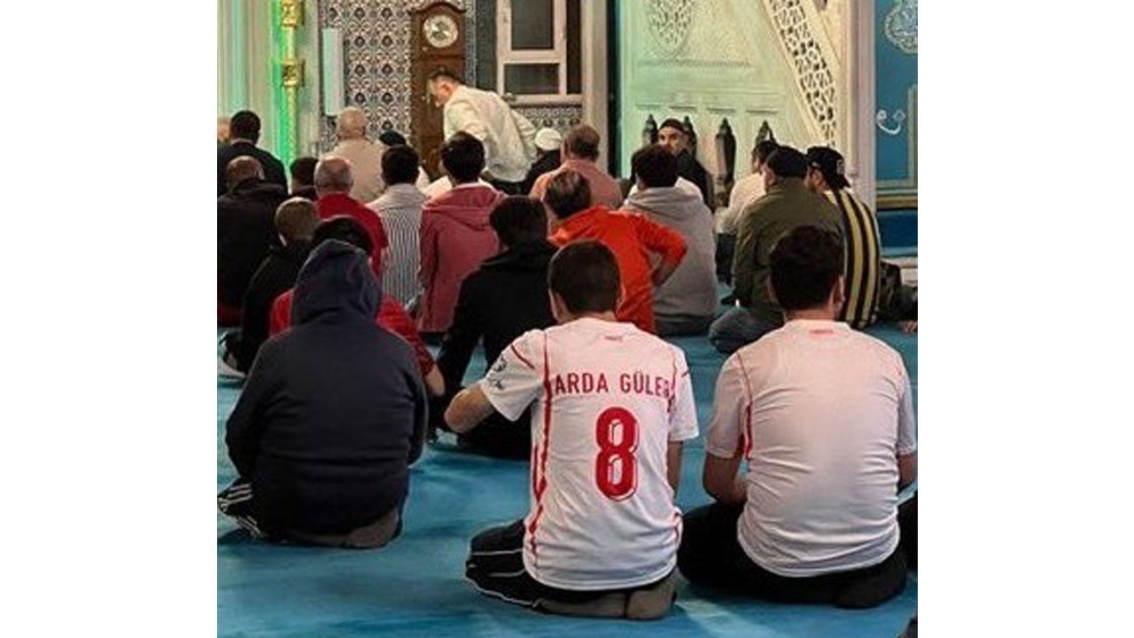 Foto - Türkiye'nin dört bir yanından benzer kareler: Sabah namazı cemaatinde milli takım coşkusu