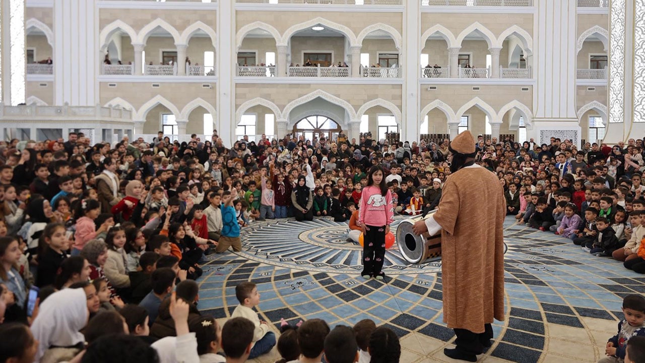 Foto - Türkiye’nin en büyük ikinci camisi çocuk sesleriyle şenlendi
