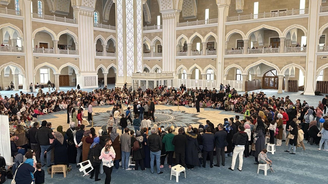 Foto - Türkiye’nin en büyük ikinci camisi çocuk sesleriyle şenlendi