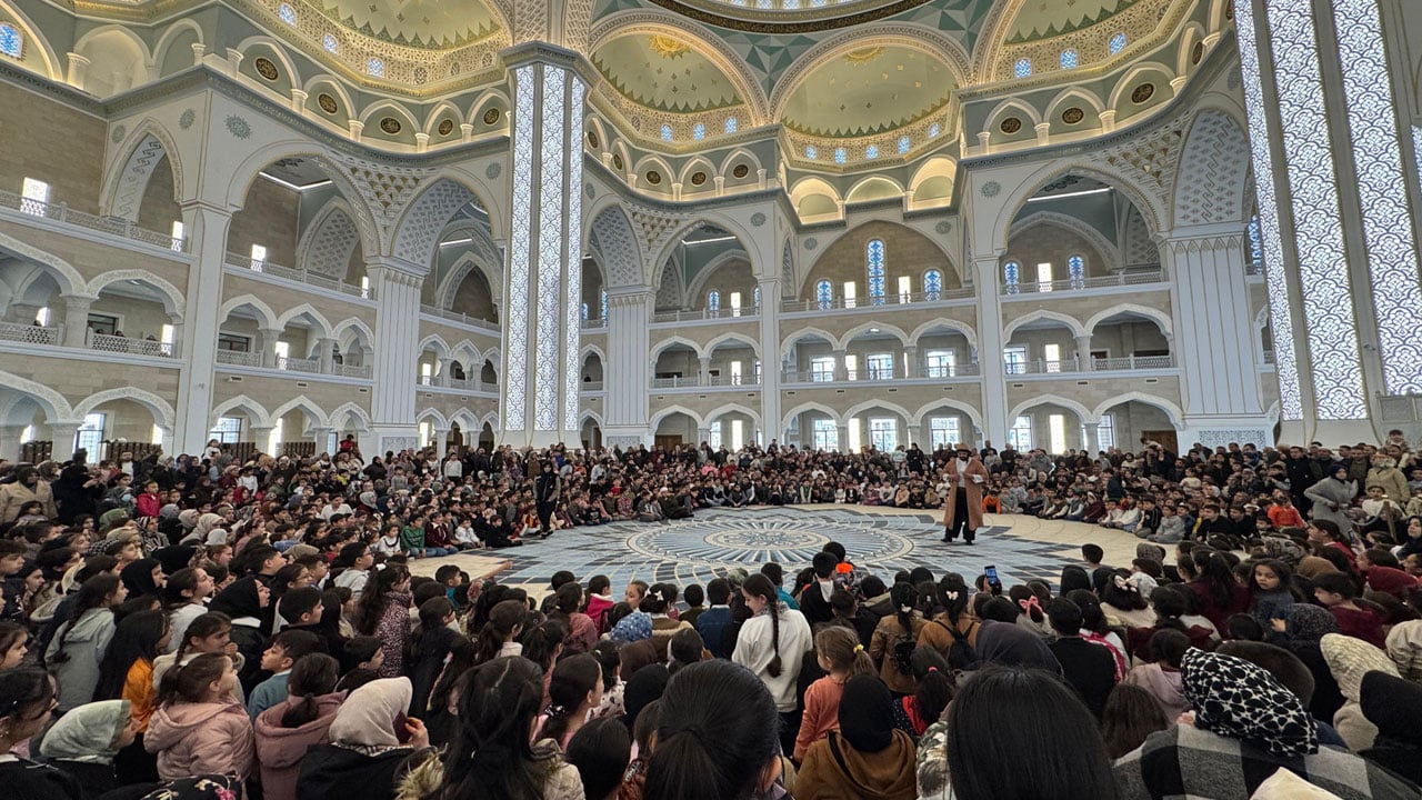 Türkiye’nin en büyük ikinci camisi çocuk sesleriyle şenlendi