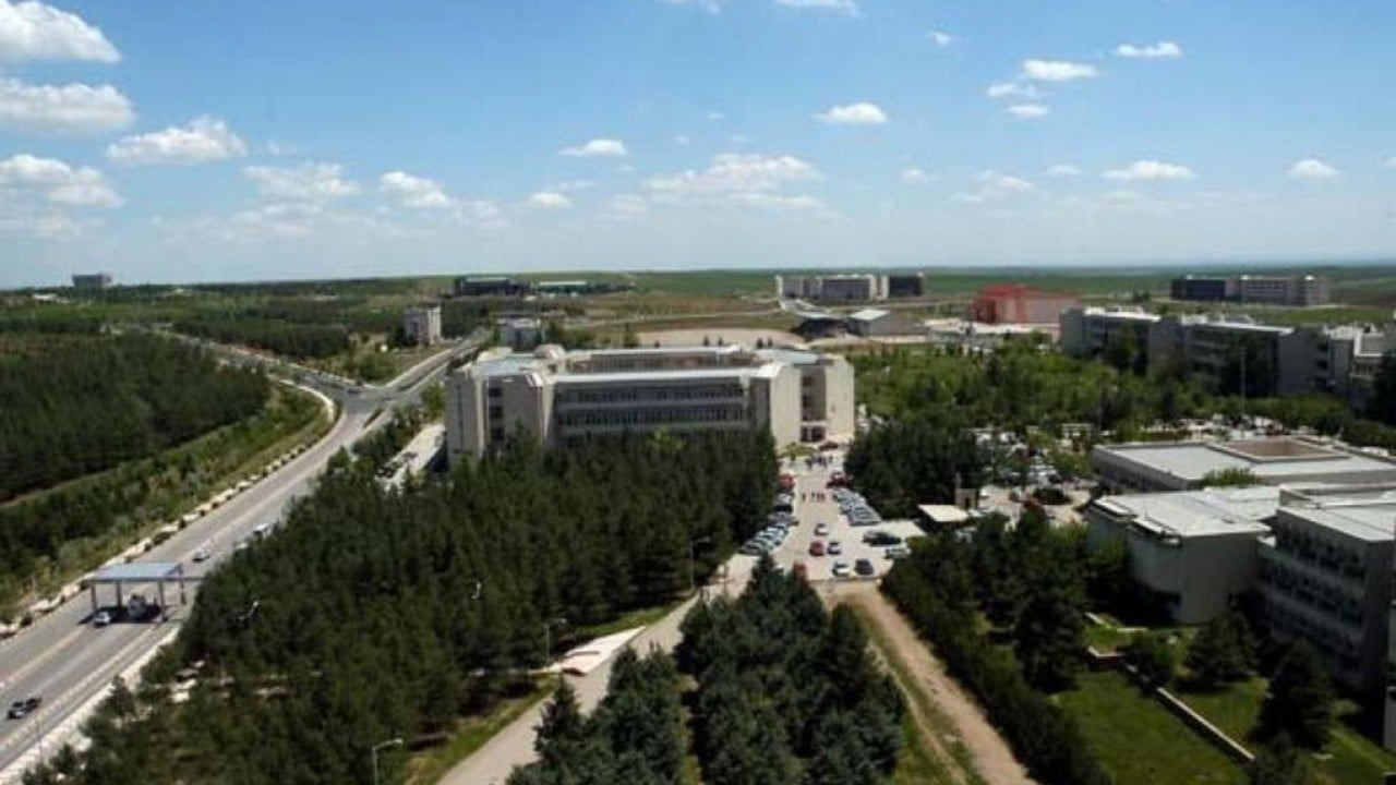 Foto - Türkiye'deki ünlü üniversitesinin kampüsünde petrol bulundu: 328 bin 500 varillik keşif duyuruldu